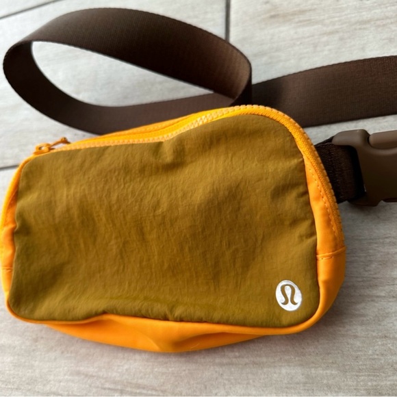 Lululemon OG Everywhere Belt Bag Gold Spice /
Clementine 1L EUC - Picture 5 of 7